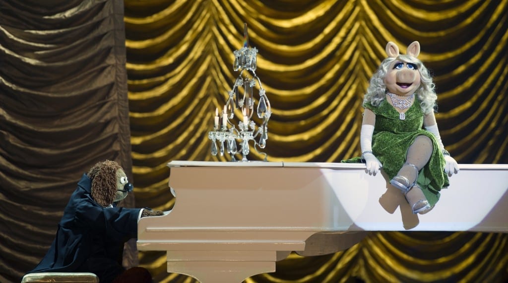 muppets-most-wanted-film-still-miss-piggy-singing-piano