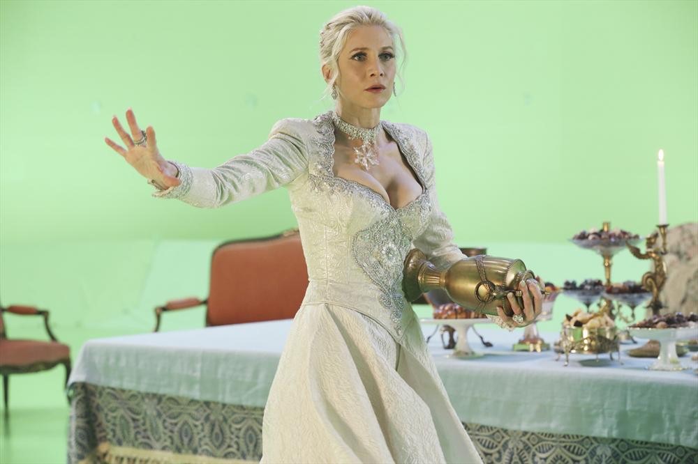 Once-Upon-a-Time-Snow-Queen-Smash-the-Mirror